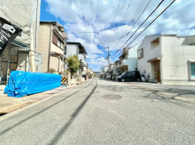 【外観】 | 城陽市平川長筬　新築戸建 | 【お部屋情報】LDKは13.5帖です。リビング階段で自然と家族が集まる空間。