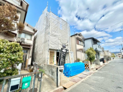 【外観】 | 城陽市平川長筬　新築戸建 | キッチンは対面式のシステムキッチンで、ご家族とコミュニケーションを取りながら食事の支度ができます。