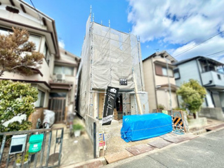 【外観】 | 城陽市平川長筬　新築戸建 | バルコニーは南向きで陽当り良好です。前面はT字路と公園になっているので大きな建物がなく開放的です。