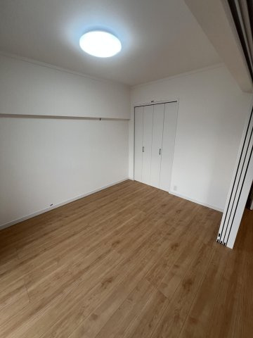 【洋室】 | エバーライフ博多駅南 | 玄関側 約5.5帖の洋室。大きめの窓から明かりを多く取り込んでいます