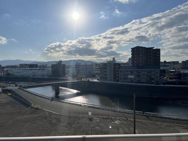 【展望】 | エバーライフ博多駅南 | 目の前は御笠川のリバービュー。景色に開放感があり、日常の中にもほっとする瞬間を見つけられそうですね