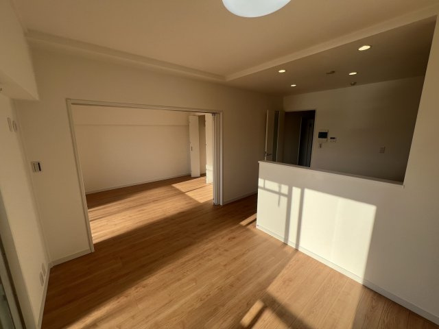 【居間・リビング】 | エバーライフ博多駅南 | ＬＤＫ＋隣接洋室の間仕切りを開放すればご家族みんながゆったりくつろげる広々リビングになります