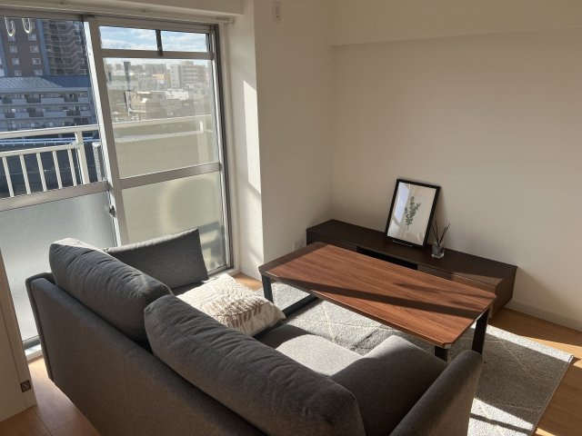 【居間・リビング】 | エバーライフ博多駅南 | 大きな窓のあるLDKは明るさたっぷり。食事のときも、くつろぎの時間も楽しい家族の時間をすごせそうです