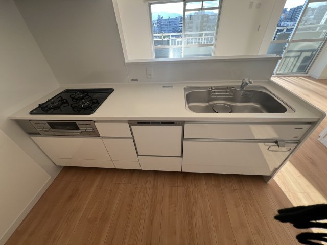 【キッチン】 | エバーライフ博多駅南 | お料理をしながらでもご家族との会話を楽しめる対面キッチンです。リビングを見渡せる作りが人気です