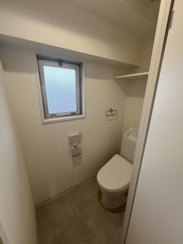 【トイレ】 | エバーライフ博多駅南 | いつも綺麗に清潔に！ウォッシュレット付きトイレです。窓も付いてるので空気の入れ替えも楽にできます