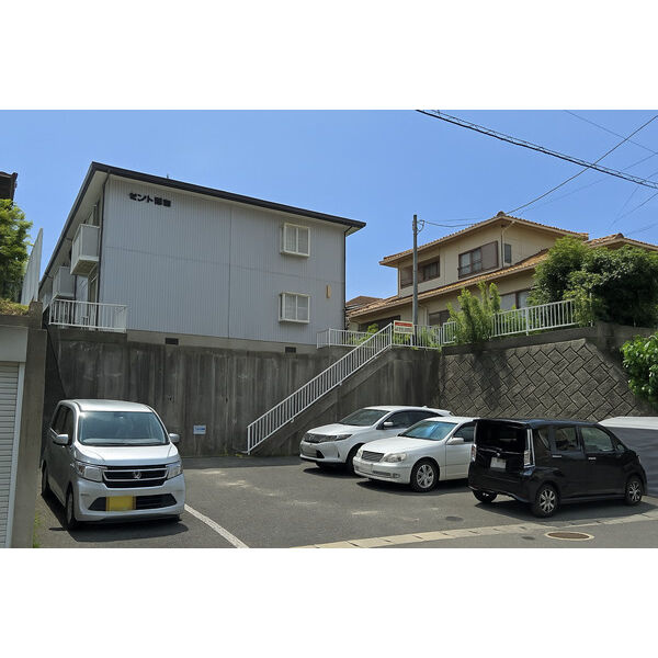 セシル若宮の駐車場