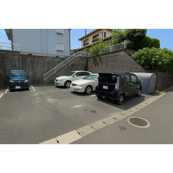 セシル若宮の駐車場