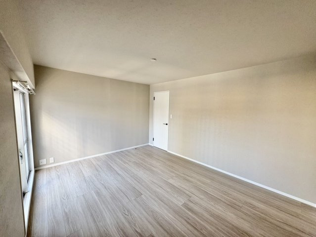 【洋室】 | コープ野村博多東 | 8.8帖の洋室。大きな窓のおかげで採光が取れ明るいお部屋です