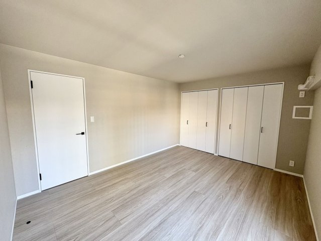 【洋室】 | コープ野村博多東 | 広々とした洋室は収納スペースがたっぷり！どんなお洒落さんでも安心の大容量収納が自慢です