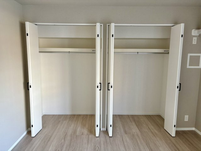 【収納】 | コープ野村博多東 | クローゼットは、上部にも棚があるので、カバンやファッション雑貨などもスッキリ収納できます