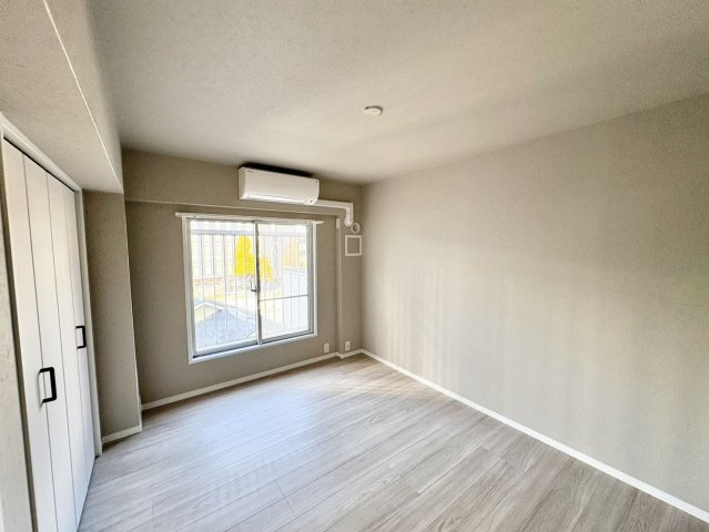 【洋室】 | コープ野村博多東 | 5.5帖の洋室。エアコン付きなので入居してすぐから快適に過ごせます