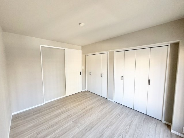 【洋室】 | コープ野村博多東 | 収納スペースも設けられているため、居住スペースは広くお使いいただけます