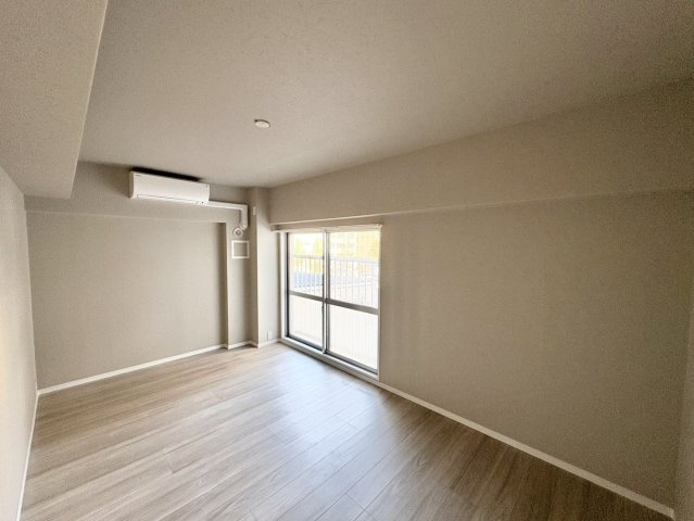 【洋室】 | コープ野村博多東 | 7帖の洋室。大きな窓から外の明かりを室内にたっぷり取り込んでいます