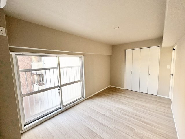 【洋室】 | コープ野村博多東 | 各部屋にはクローゼットを完備しています！収納が多いお家はすっきりして快適空間です