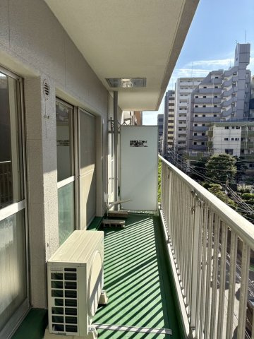 【バルコニー】 | コープ野村博多東 | バルコニーは陽当り良好で、たっぷりのお洗濯物もよく乾きそうです