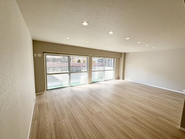 【居間・リビング】 | コープ野村博多東 | リビングは広く落ち着く空間になっており、お好きなレイアウトを楽しめます