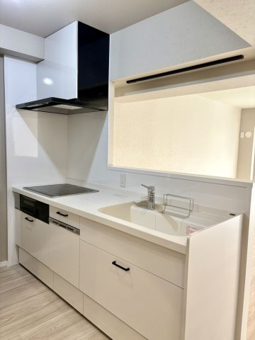 【キッチン】 | コープ野村博多東 | お料理をしながらでもご家族との会話を楽しめる対面キッチンです。リビングを見渡せる作りが人気です