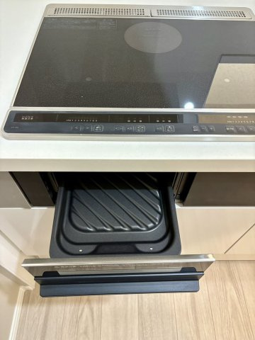 【キッチン】 | コープ野村博多東 | オール電化住宅なので、火を使わず安心安全。お財布に優しいIHクッキングヒーターはお掃除も楽ちんです
