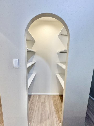 【収納】 | コープ野村博多東 | キッチン背面に収納があるので、食品ストックやキッチン用品をスッキリ収納できます