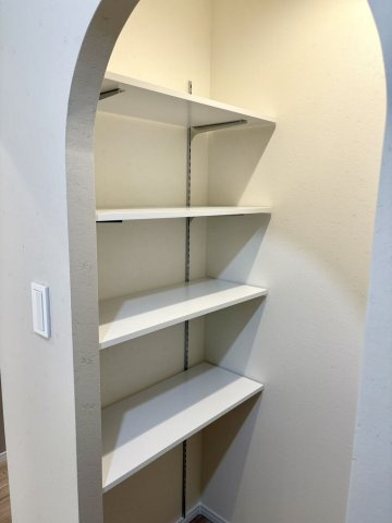 【収納】 | コープ野村博多東 | 棚つきの収納庫なので、キッチンのこまごました小物が整然と片づきます