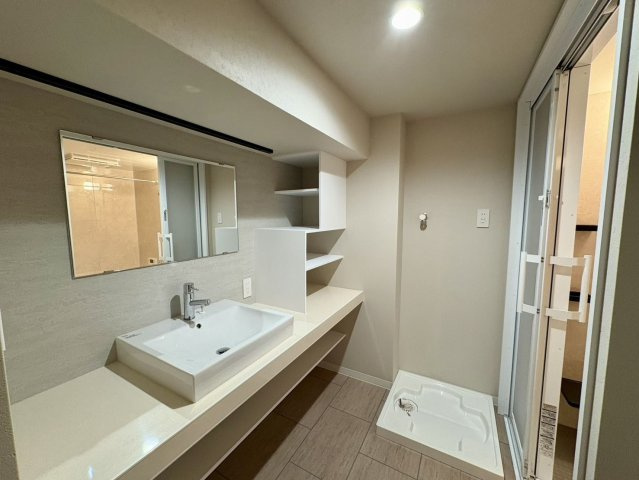 【独立洗面台】 | コープ野村博多東 | ご家族並んで朝の準備もスムーズにできるワイドなつくりの洗面台です