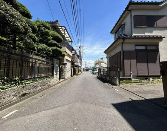 【中古】鶴ヶ島市上広谷中古住宅の前面道路含む現地写真