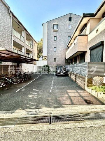 西宮市甲東園3丁目一戸建の駐車場
