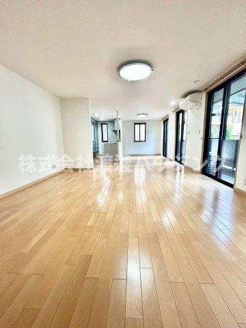 西宮市甲東園3丁目一戸建の居間・リビング