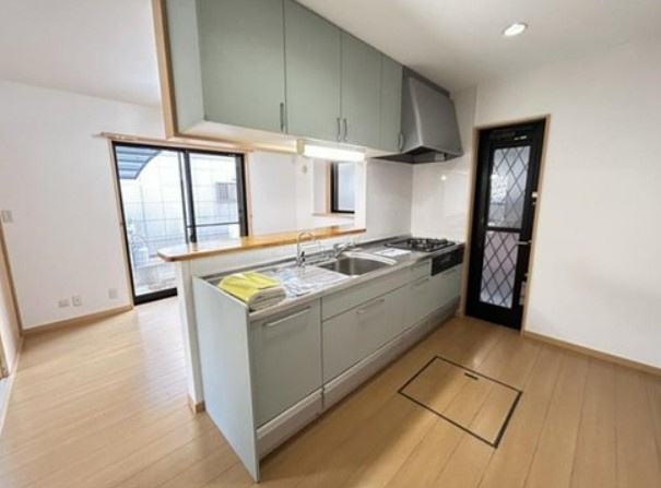 【中古】川越市今成１丁目中古住宅のキッチン|対面式の使い勝手の良いシステムキッチンです！ビルトインコンロ新品☆