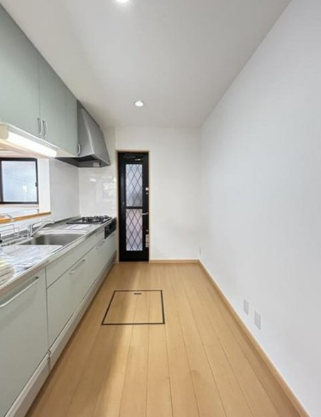 【中古】川越市今成１丁目中古住宅のキッチン|勝手口もあり便利