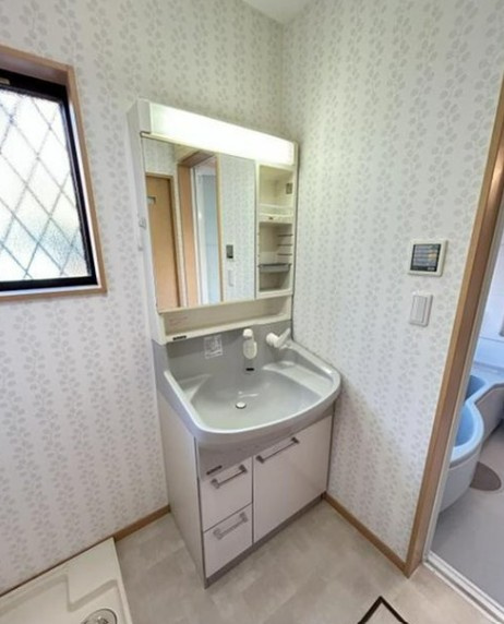 【中古】川越市今成１丁目中古住宅の独立洗面台|朝の身支度に欠かせない洗面台です☆