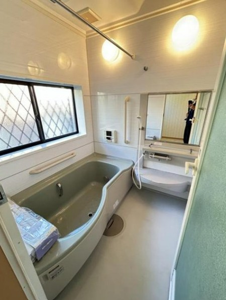 【中古】川越市今成１丁目中古住宅の浴室|足の伸ばせるバスタブでリラックスタイムを過ごしましょう！