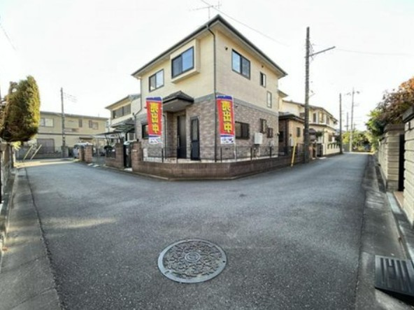 【中古】川越市今成１丁目中古住宅の前面道路含む現地写真|解放感ある角地です！