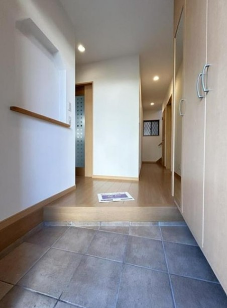 【中古】川越市今成１丁目中古住宅の玄関|明るい玄関ホールです！