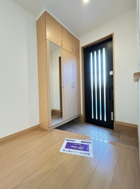 【中古】川越市今成１丁目中古住宅の収納|ミラー付き玄関収納でお出かけ前の身だしなみチェックも出来ます☆
