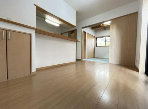 【中古】川越市今成１丁目中古住宅の居間・リビング|和室と続き間のリビングでより広く感じます♪