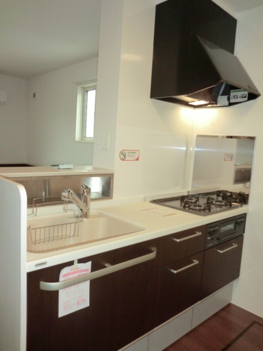 フロレゾン　B棟のキッチン|3口コンロ・グリル付きの使いやすいシステムキッチンです♪