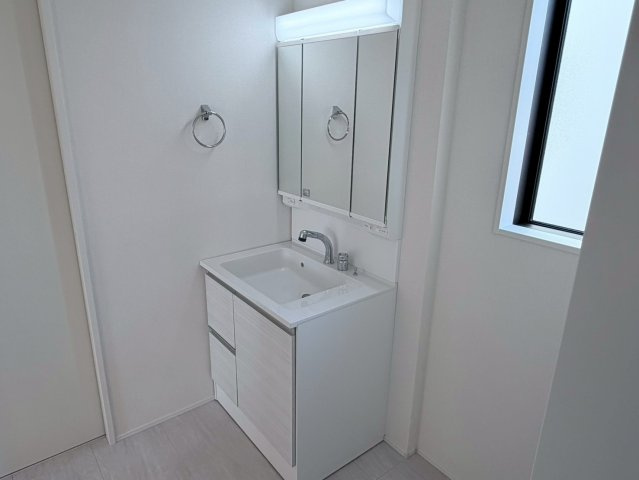 川口市本前川3期　新築一戸建て　3号棟の独立洗面台|独立洗面化粧台が付いています