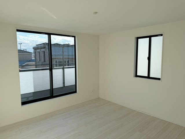 川口市本前川3期　新築一戸建て　4号棟の洋室|使い勝手のいい洋室です