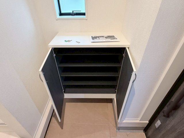 川口市本前川3期　新築一戸建て　4号棟の玄関|収納もある玄関です