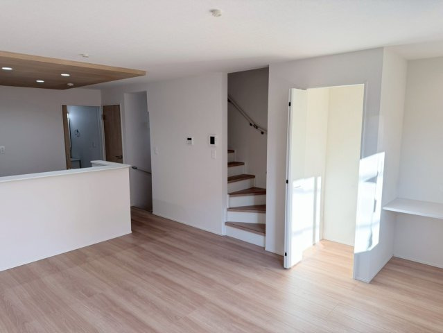 川口市本前川3期　新築一戸建て　5号棟の居間・リビング|おしゃれなリビングです