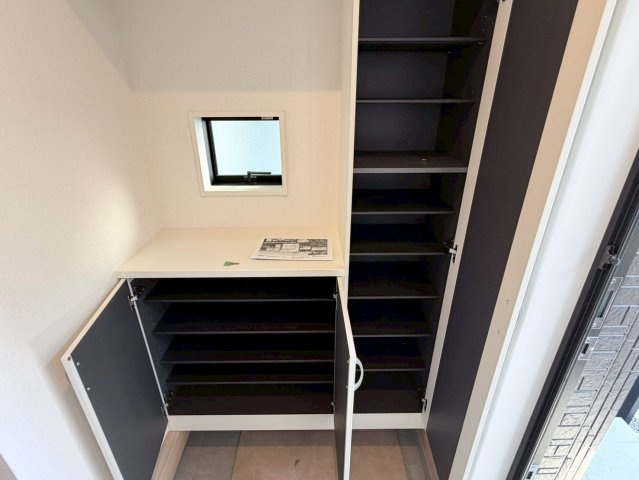 川口市本前川3期　新築一戸建て　5号棟の玄関|ゆったりとした玄関です