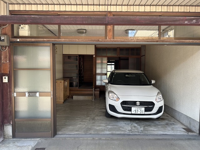 仲町２丁目貸家の駐車場|車庫内