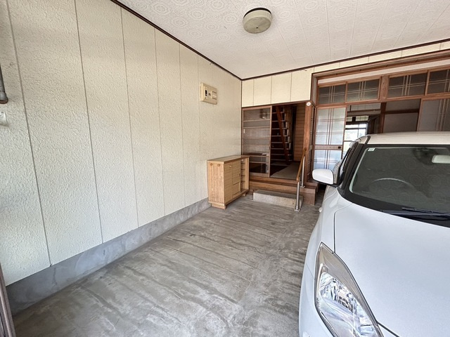仲町２丁目貸家の駐車場|車庫内