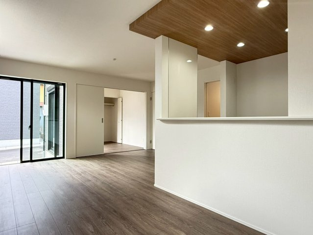 川口市峯14期　新築一戸建て　2号棟の居間・リビング|ゆったりとした居間です