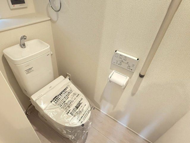 川口市峯14期　新築一戸建て　2号棟のトイレ|落ち着いた色調のトイレです