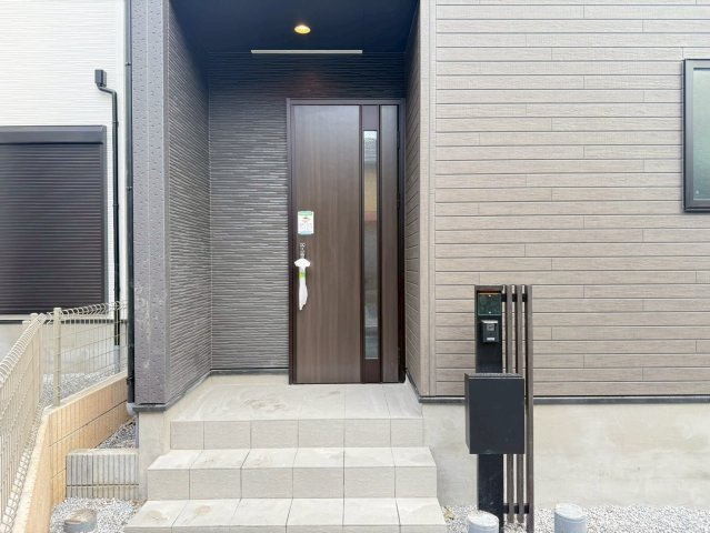 川口市峯14期　新築一戸建て　2号棟の玄関|毎日通る玄関はこちらです