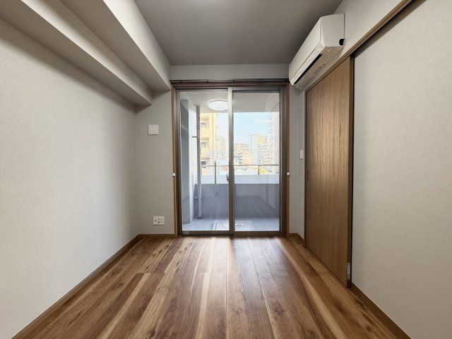 【洋室】 | アクロス天神センタープラザ | 4.7帖の洋室。収納スペースも設けられているため、居住スペースは広くお使いいただけます