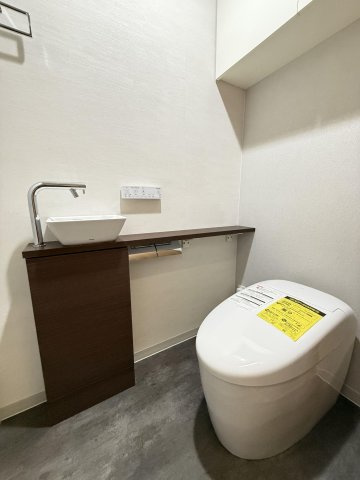 【トイレ】 | アクロス天神センタープラザ | タンクレストイレは見た目がスッキリするだけでなくお掃除も楽々。上部には収納棚が付いています