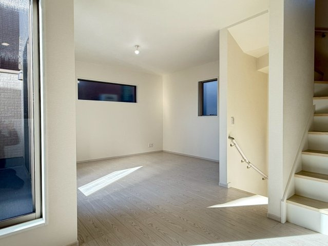 川口市柳崎2期　新築一戸建て　2号棟の居間・リビング|ゆったり過ごせる居間です